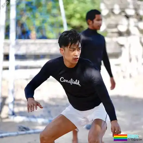 肌肉小狼狗八块腹肌太惹眼,长腿大胸肌的运动boy!_哥哥