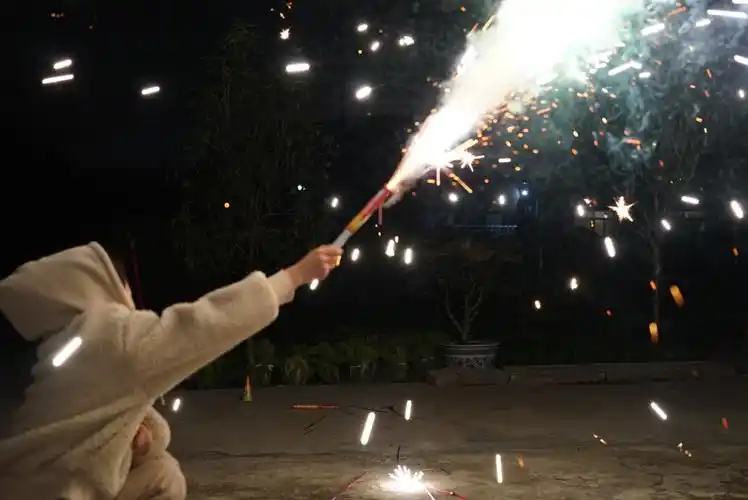 过年在乡村小路上放烟花