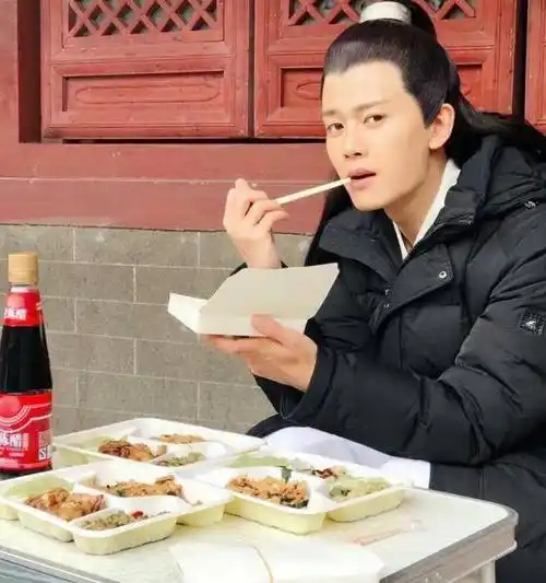 有种"反差"叫片场吃饭,任嘉伦呆萌,赵丽颖没架子,baby是来度假的?