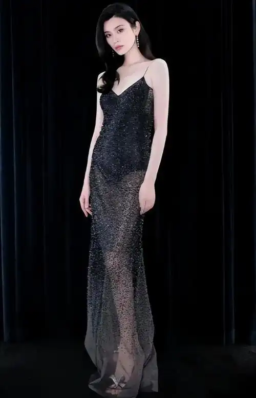 奚梦瑶惊艳亮相上海,吊带枫叶造型绝美,胡一天也同台帅爆了!