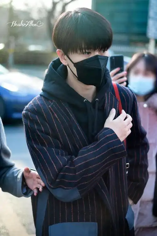 太无聊了发一个去年国超戴口罩上下班合集康康我审美怎么样