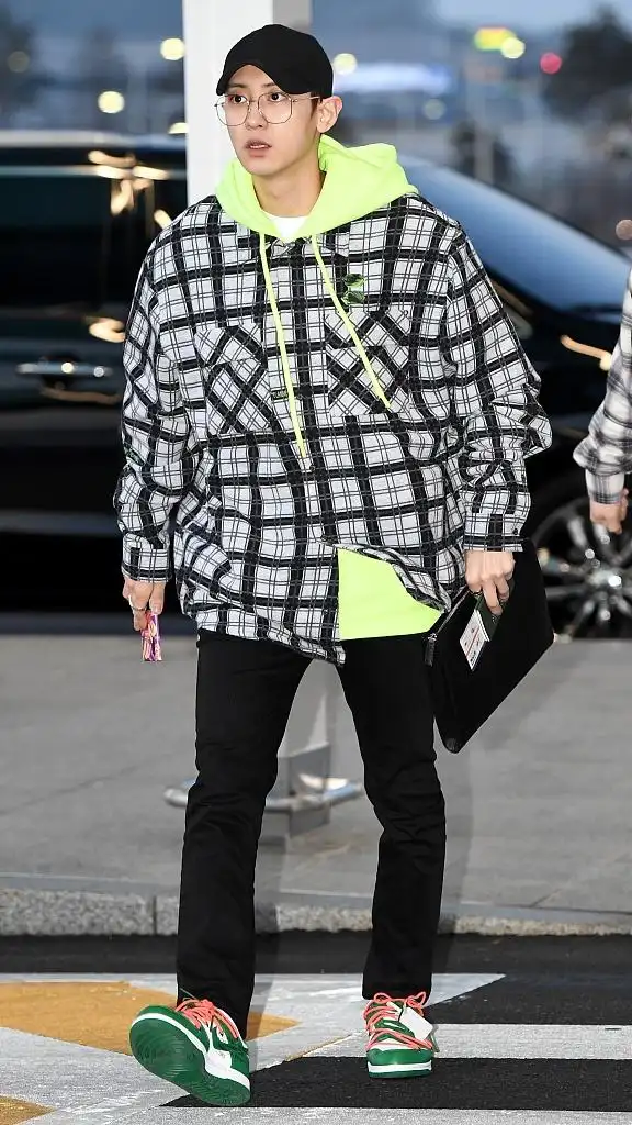 组图:朴灿烈入伍后新照曝光 剪寸头帅气依旧