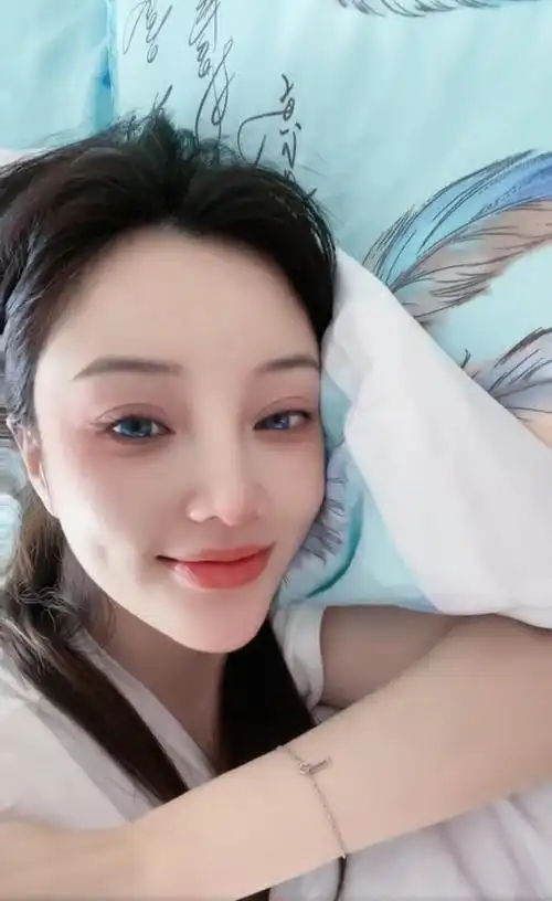 李小璐侧躺着深情地看着女儿,笑起来的小酒窝超甜,李小璐素颜出镜,没