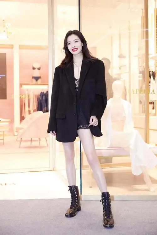 钟楚曦真有大女人味,穿黑西装配蕾丝大秀身材,超模比例太吸睛