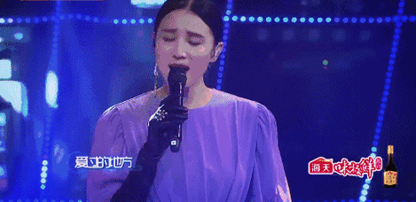 谭维维还说她"有一种摇滚歌手的气质,有自己的感觉",被摇滚女王如此