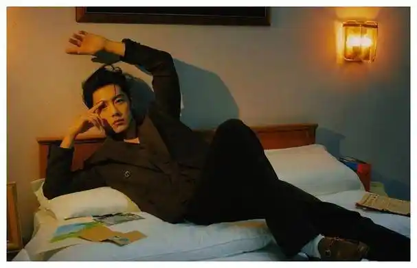 肖战封面登顶级杂志,独树巨星娱乐界,行动反黑风暴!_故事_商务_实力