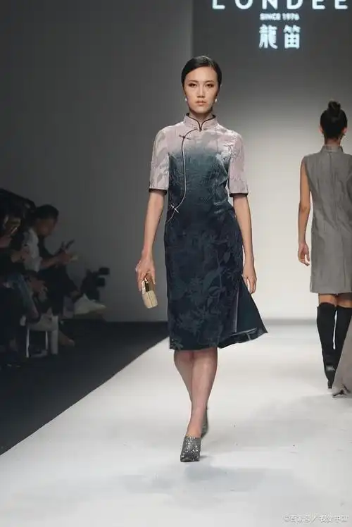 新中式穿搭,是指将传统的中式元素融入到现代时尚中的一种穿搭风格.