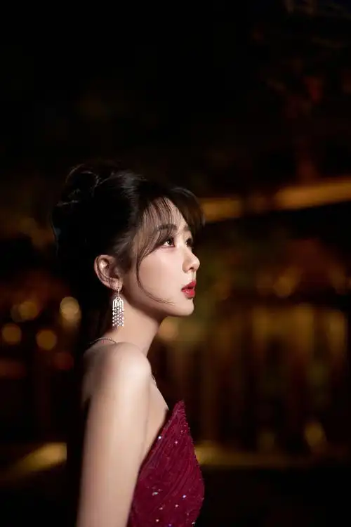 杨紫晚礼服街拍优雅柔美