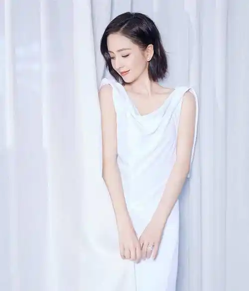 佟丽娅的"扇子裙"才厉害,身材被勒得好紧致_连衣裙_穿着_设计