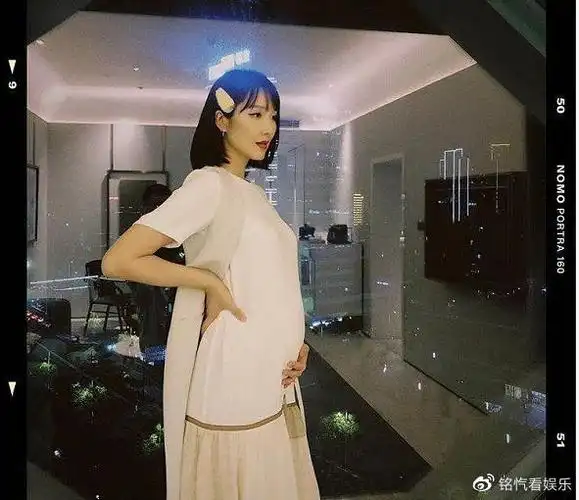 人脉广大!李亚男晒出怀二胎孕照,何超莲胡杏儿陈法拉秒点赞