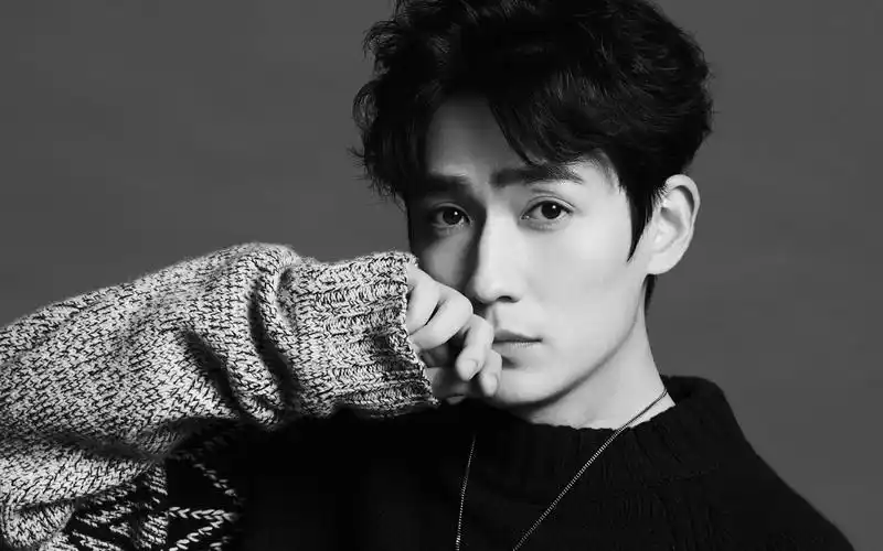 朱一龙黑白帅气写真图片桌面壁纸.时光流转,初心不变,温润的绅士,举手