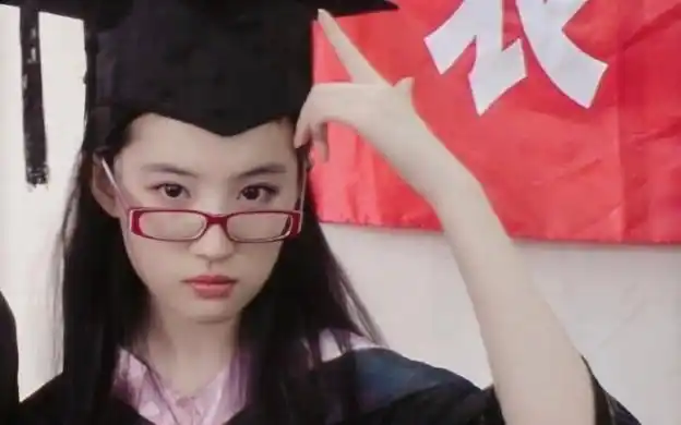 刘亦菲毕业啦最美学士服