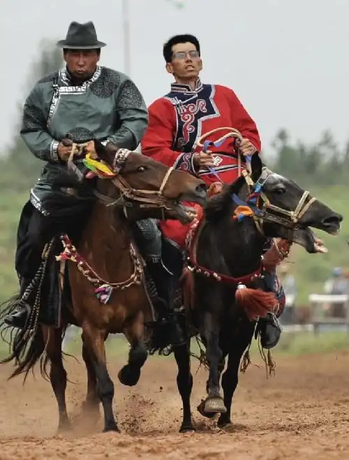 图文成吉思汗那达慕大会开幕进行走马表演