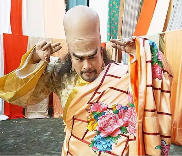 吧,他这两边和后脑勺还有着头发,说他不是和尚吧,他头顶确实是光头