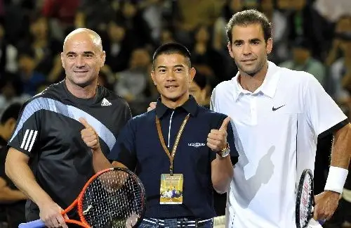 组图:桑神胜阿加西演绎经典对决 与郭富城合影