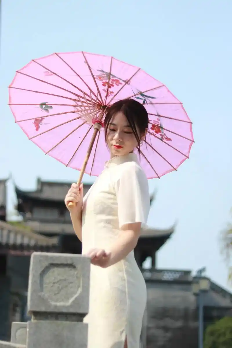 旗袍#龙泉古镇  感谢摄影师大老远赶过来,辛苦了.  - 抖音