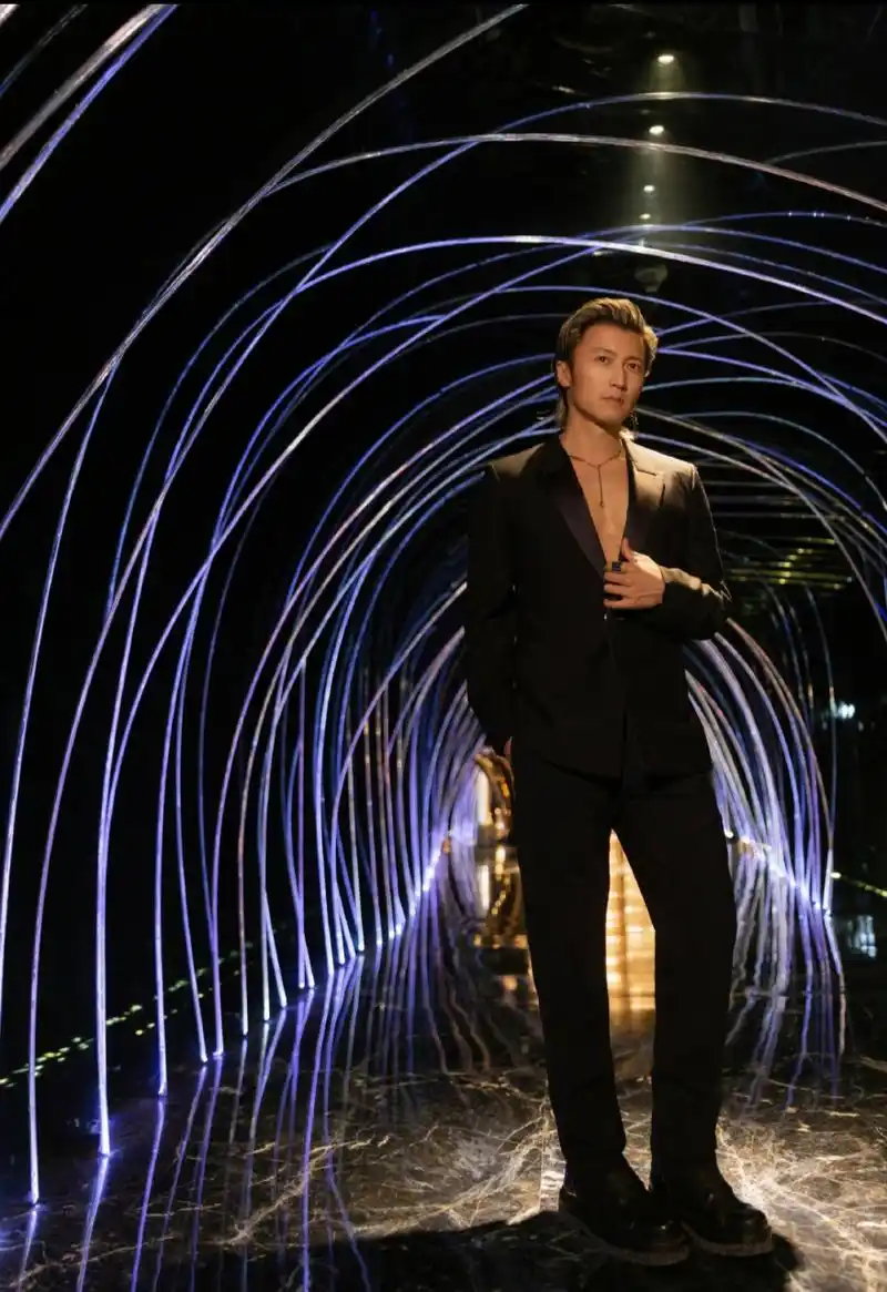 谢霆锋真空西装造型.  #谢霆锋# #微博电影之夜