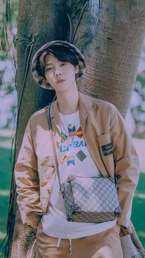 时尚休闲风鹿晗阳光帅气户外迷人写真