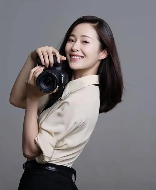 江一燕疑默认与富豪男友分手男方深夜带神秘女回豪宅