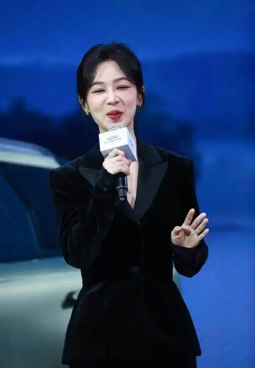 杨紫看着真瘦,穿黑色丝绒西装优雅干练,天鹅颈,小酒窝好迷人_时尚