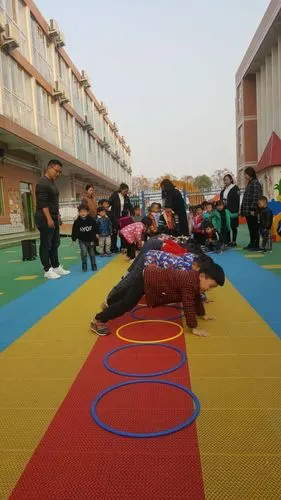 天明国际幼儿园———《愉快的体能课!》