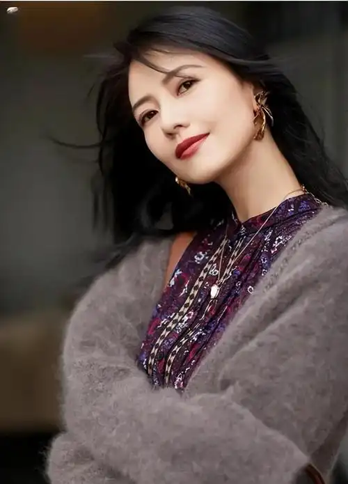 1很多人知道高圆圆,是从2000年的"清嘴"含片广告开始,事实上在这之前