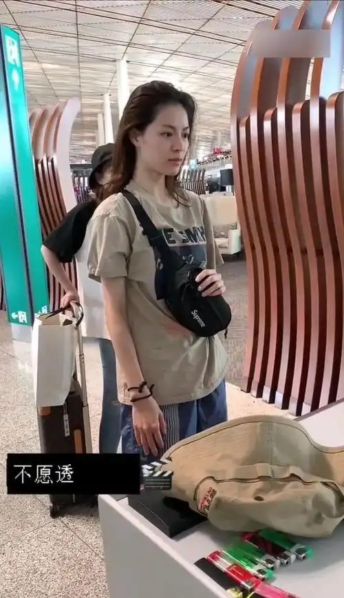 钟楚曦素颜出镜,长得真美|妆容|镜头背后_网易订阅