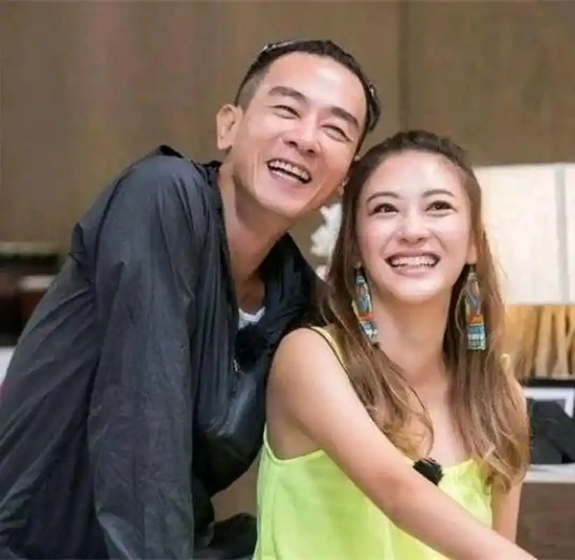 2003年,陈小春张柏芝两人同游曼谷,游泳池旁,张柏芝穿着比基尼,娇嗔地