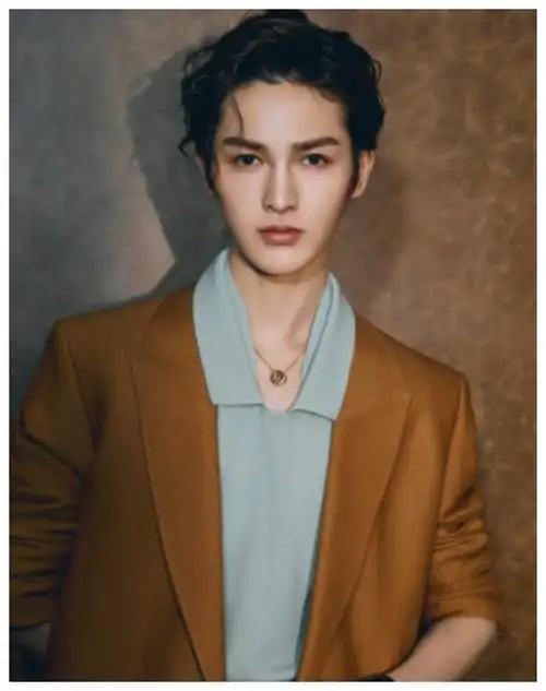 朱正廷首次挑战长发造型,颜值帅出新高度,看清正脸:我沦陷了!