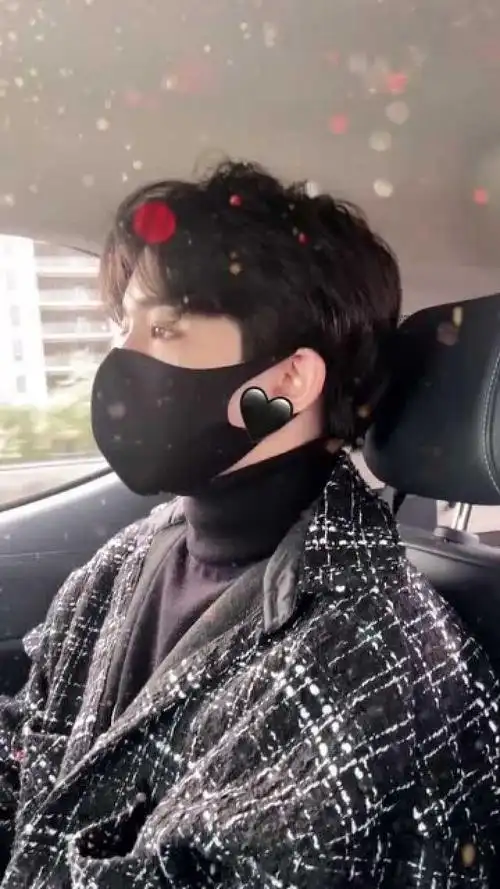 帅哥戴口罩拍侧脸杀,这颜值谁扛得住?