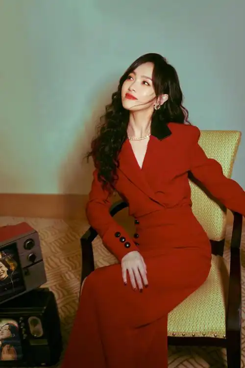 唐嫣身穿盖娅传说定制红色礼服亮相今晚央视#春晚#,红色开叉裙装搭配