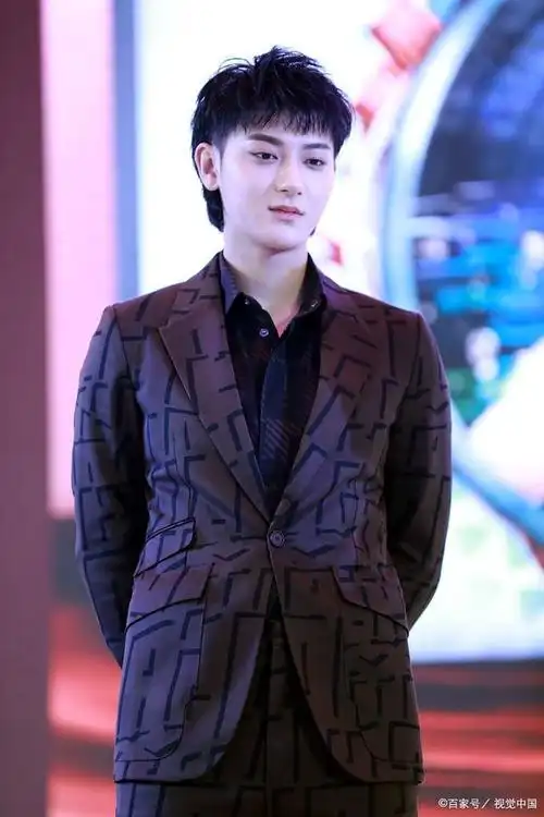 黄子韬情义深重成名后不忘聋哑发小暖心之举感动人心