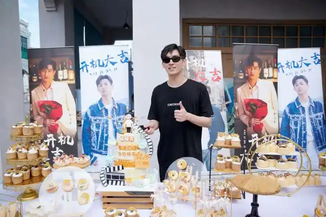 杨旭文狮城山海