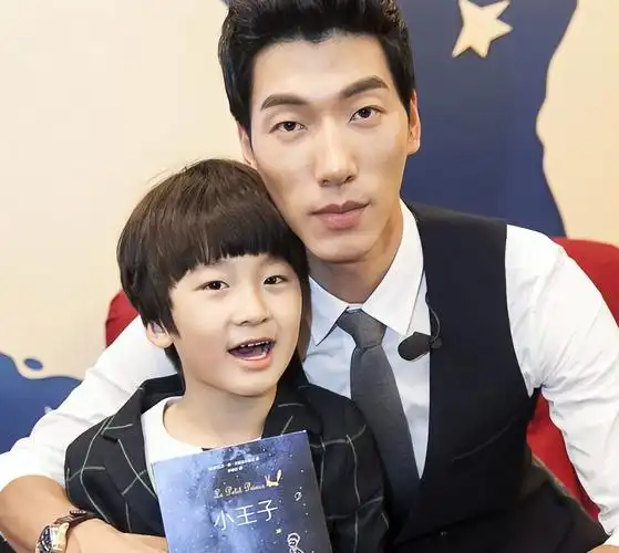 已经长成一个阳光帅气的大男孩了,继承了父亲张亮的身高,和母亲寇静的