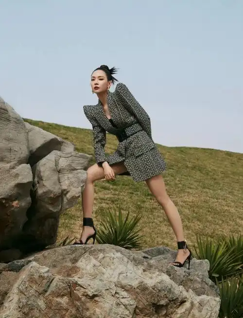 王霏霏身穿 连体西装裙一展硬核棱角,完美展现出英气率性的一面!