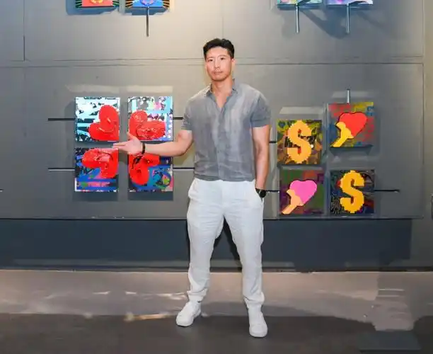 洪金宝小儿子罕露面帅气十足,长居内地发展,与谋女郎相恋多年_腾讯