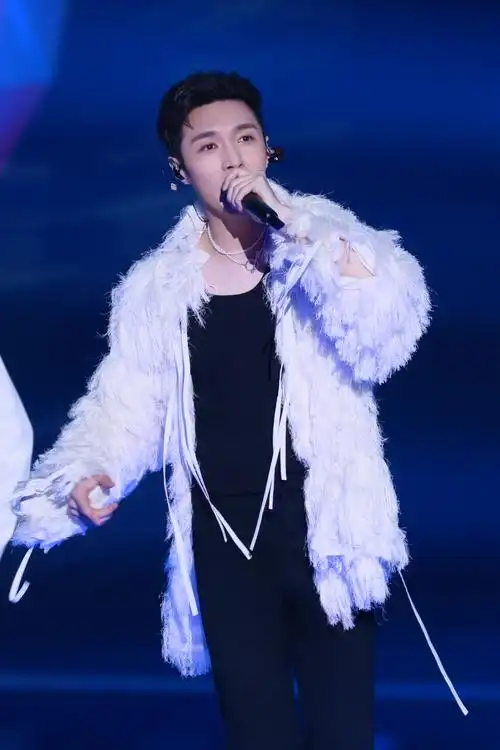 张艺兴东方卫视跨年舞台造型飞天祖国不会忘记陪着你