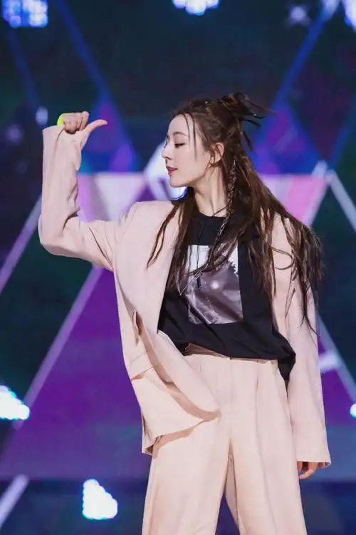 夏之光提到迪丽热巴鞠了四次躬#每次重温创造营都很感慨,热巴真干