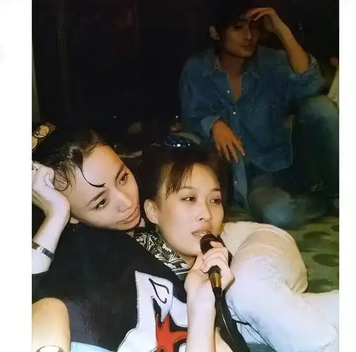1993年宋丹丹搂着那英唱歌的情景动作亲昵有点靡靡之音的味道