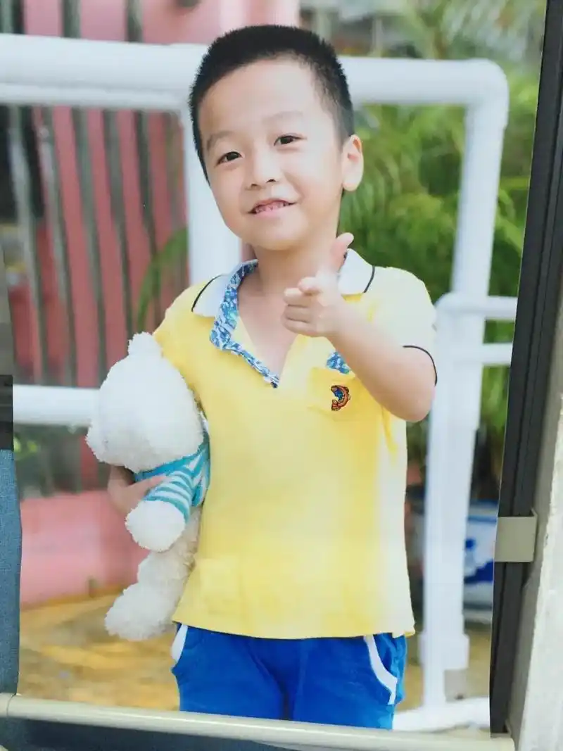 发一张小时候的照片 我的男孩,今天开始你正式开启住校生活模 - 抖音