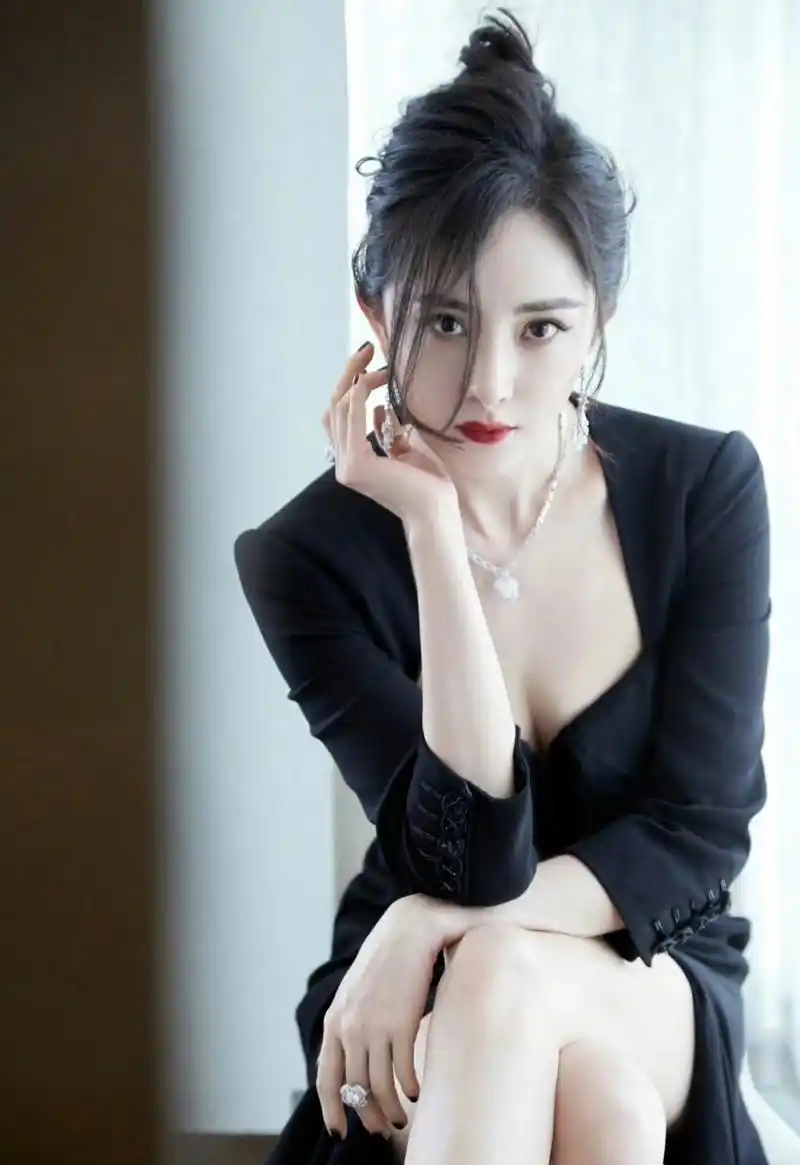 杨幂身穿黑色低胸裙,诠释了性感优雅的魅力!