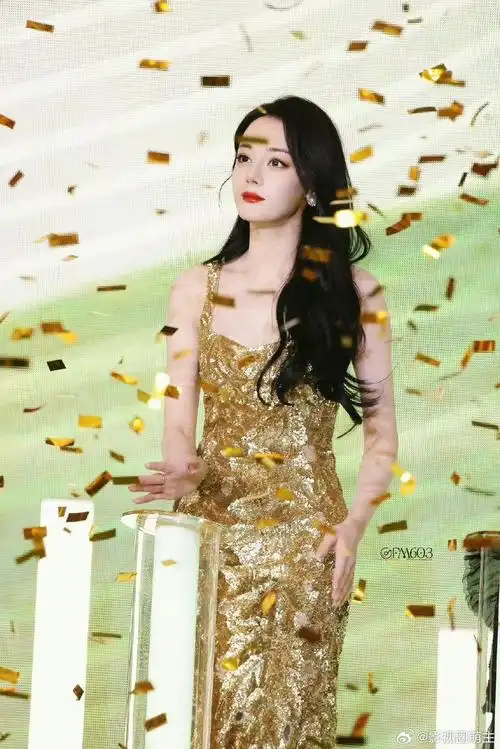 2/ 6迪丽热巴今天美得很哇塞…是独属于迪丽热巴的大明星氛围感!