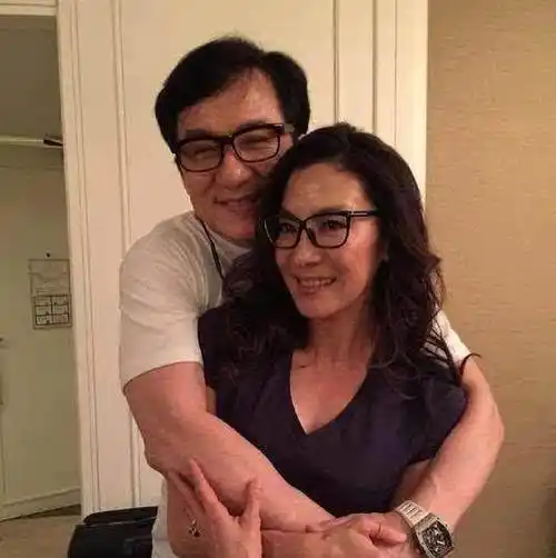 成龙大哥完全忘记了2000年出生的欧阳娜娜今年不过17岁