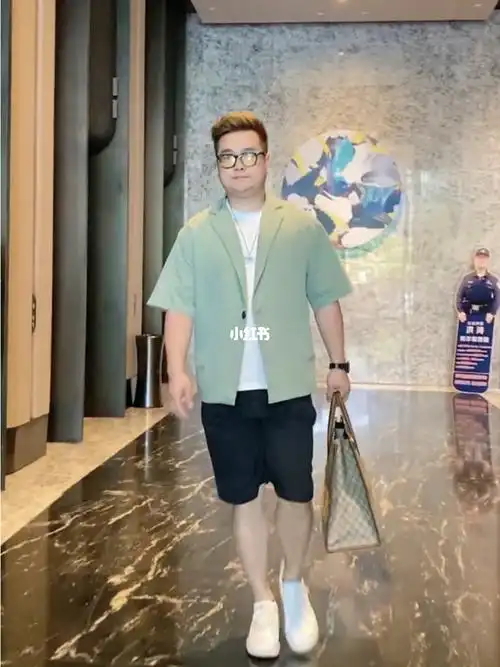 200斤胖小哥西服配短裤清爽又帅气送你了