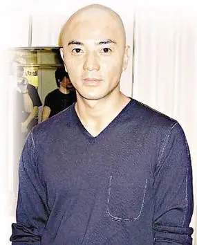 剃了光头的郑伊健据《北京娱乐信报》报道,电视剧《霍元甲》在经过长