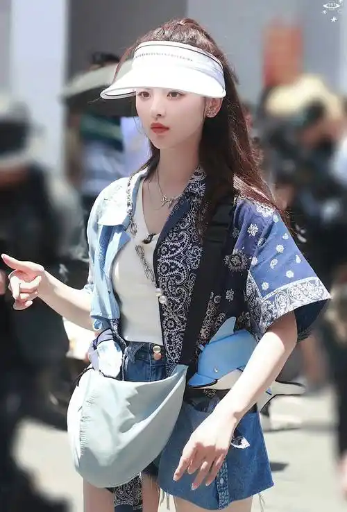 杨超越牛仔超短裤大长腿写真