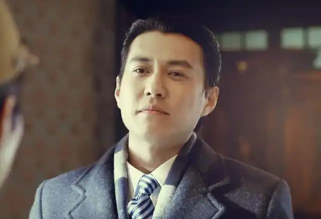 男演员留着大背头总是略显油腻,而靳东却丝毫没有,他在剧中举手投足都