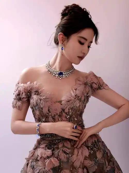 刚结束了新剧杀青的刘亦菲,就马不停蹄的开启了商务活动,高调亮相全球