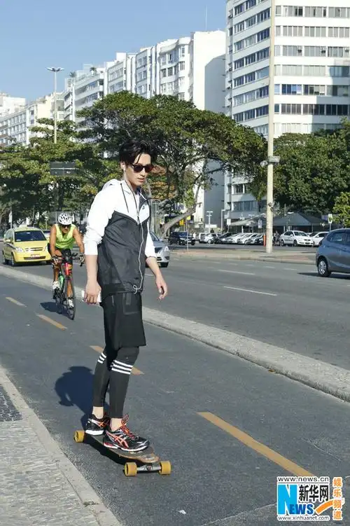 窦骁是热爱各种户外运动的运动派型男,又有着硬朗帅气的国际化面孔