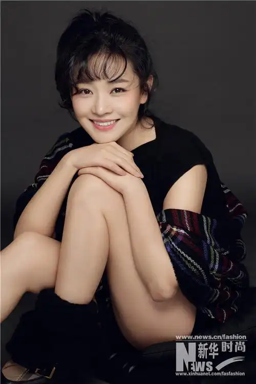 王维维黑色连衣裙搭格子披肩苹果辫展少女感